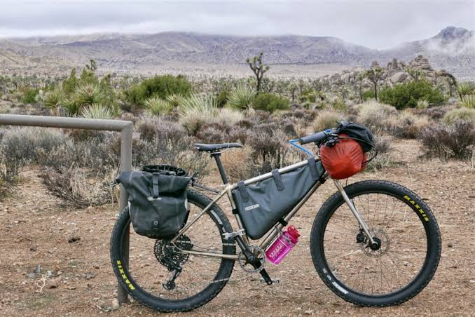 What is the speed difference between front/rear panniers and bikepacking bags?